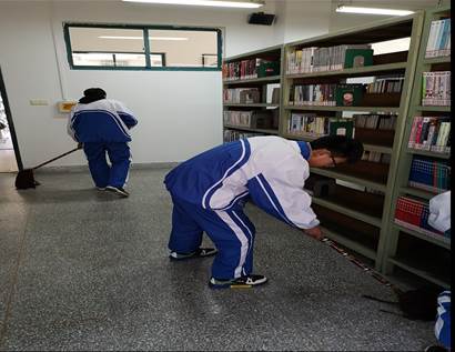 圖書館內(nèi)的志愿者風采