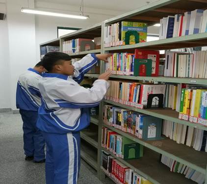 圖書館內(nèi)的志愿者風采