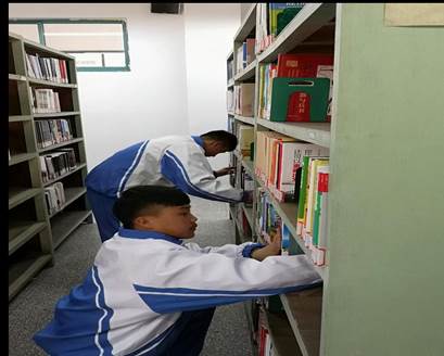 圖書館內(nèi)的志愿者風采