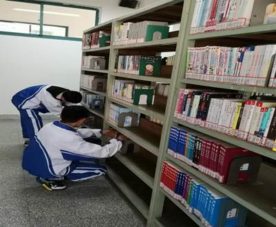 圖書館內(nèi)的志愿者風采