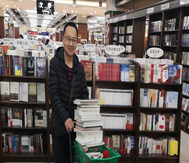 圖書館開展“你選書，我買單”圖書現(xiàn)采活動(dòng)