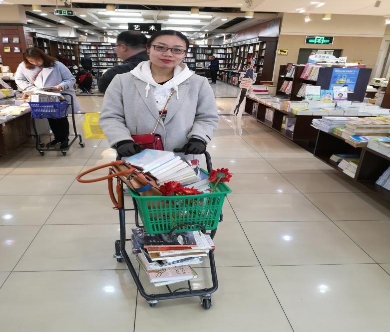 圖書館開展“你選書，我買單”圖書現(xiàn)采活動(dòng)