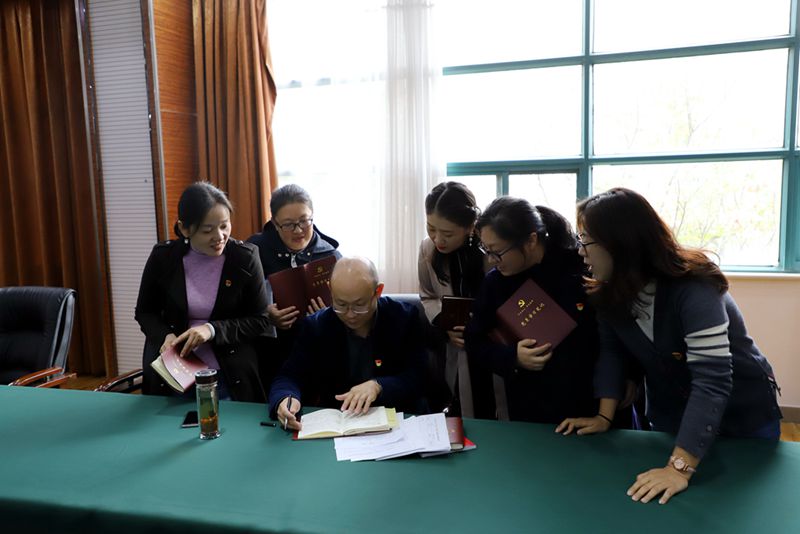 “四重四亮”讓主題教育走深、走實(shí)、走心 ——機(jī)關(guān)第一黨支部組織開展“不忘初心、牢記使命”主題教育“四重四亮”活動