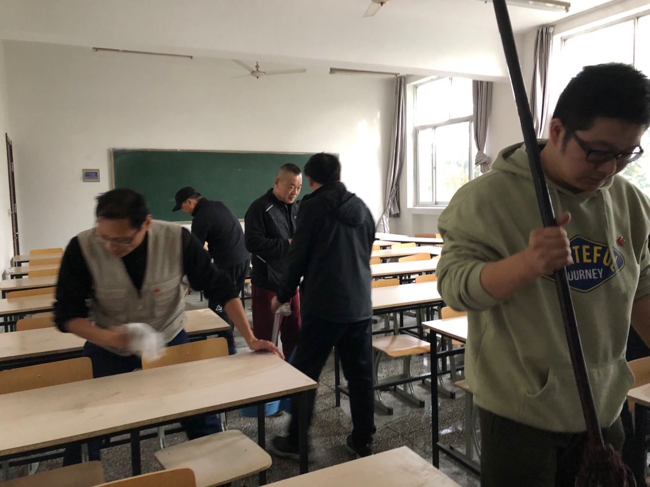 服務(wù)群眾，從身邊小事做起 ——記遠程開放教育學(xué)院黨支部志愿服務(wù)活動