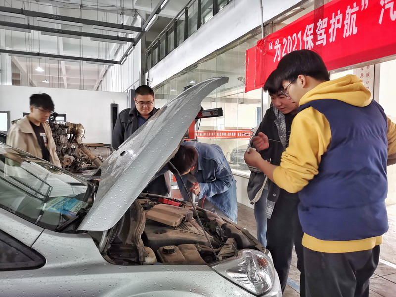 汽車學(xué)院志愿者積極開(kāi)展&ldquo;免費(fèi)檢測(cè)，為2021保駕護(hù)航&rdquo;志愿服務(wù)