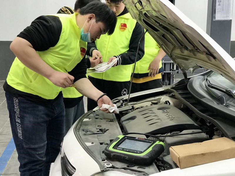 汽車學(xué)院志愿者積極開(kāi)展&ldquo;免費(fèi)檢測(cè)，為2021保駕護(hù)航&rdquo;志愿服務(wù)