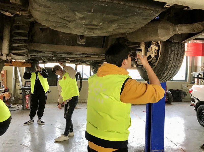 汽車學(xué)院志愿者積極開(kāi)展&ldquo;免費(fèi)檢測(cè)，為2021保駕護(hù)航&rdquo;志愿服務(wù)