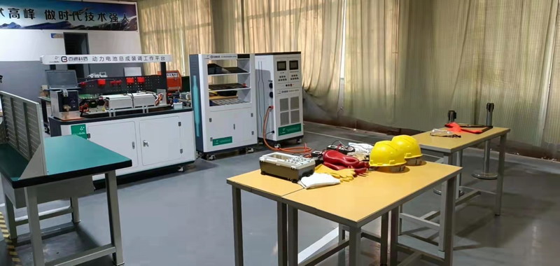 校黨委書記、校長(zhǎng)石月榮到汽車工程學(xué)院慰問(wèn)省賽集訓(xùn)師生