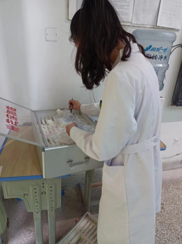  工作人員進行現(xiàn)場采集