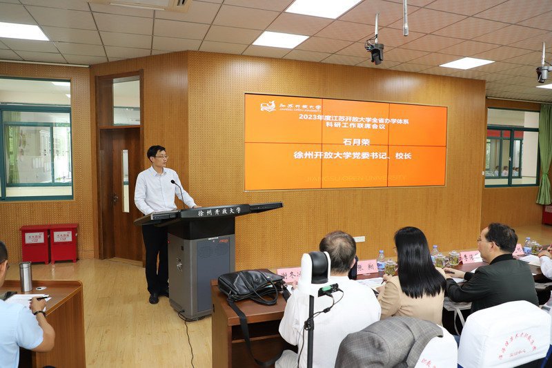 我校黨委書記、校長石月榮致辭