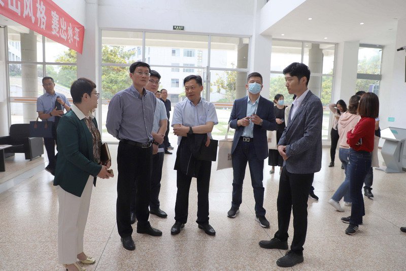 與會領(lǐng)導(dǎo)參觀我?？叼B(yǎng)實(shí)訓(xùn)中心