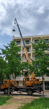 防水卷材和光伏太陽能支架、光伏板等材料吊裝現(xiàn)場