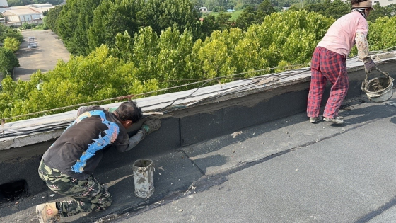 屋面防水舊材料拆除、地面處理和鋪設(shè)新材料現(xiàn)場