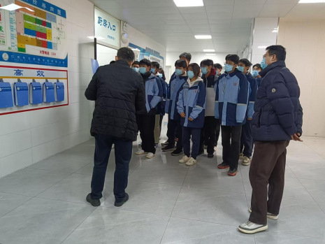 學生代表參觀拖龍山校區(qū)食堂后場