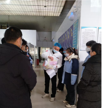 學生代表參觀楚河校區(qū)后場了解食堂管理臺賬