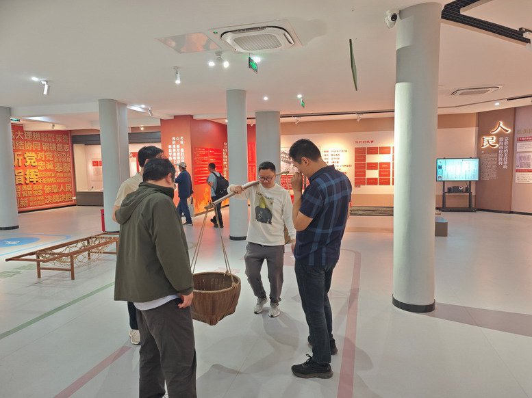 在展館體驗(yàn)區(qū)體驗(yàn)支前活動(dòng)