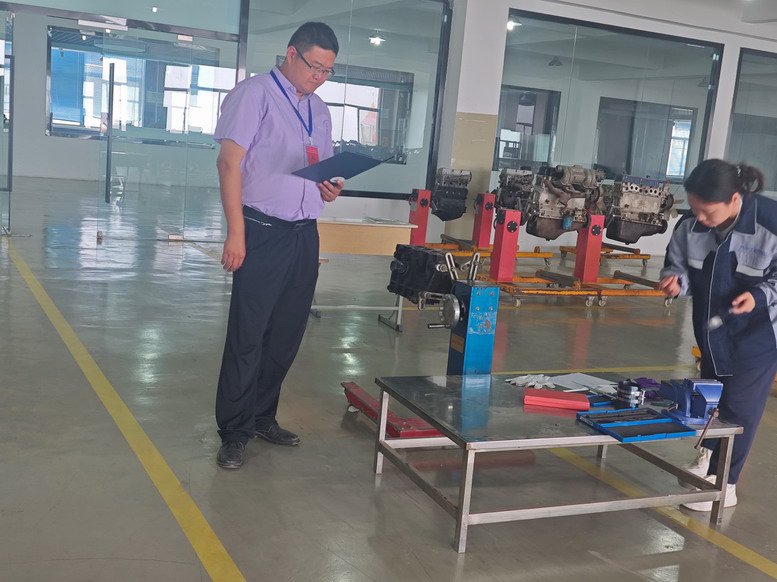 汽車(chē)工程學(xué)院技能大賽裁判現(xiàn)場(chǎng)評(píng)分