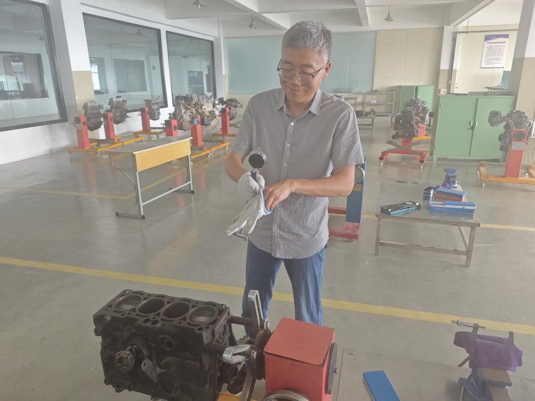 汽車工程學(xué)院開展&ldquo;勞動(dòng)育人，黨員示范&rdquo;活動(dòng)