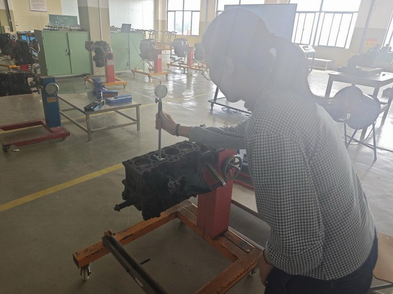 汽車工程學(xué)院黨員示范操作