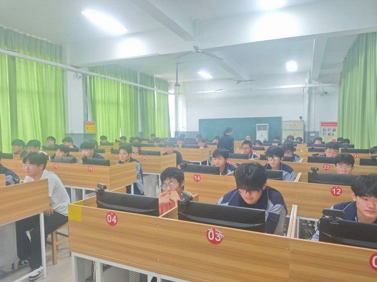 汽車工程學院高級工理論考試現(xiàn)場