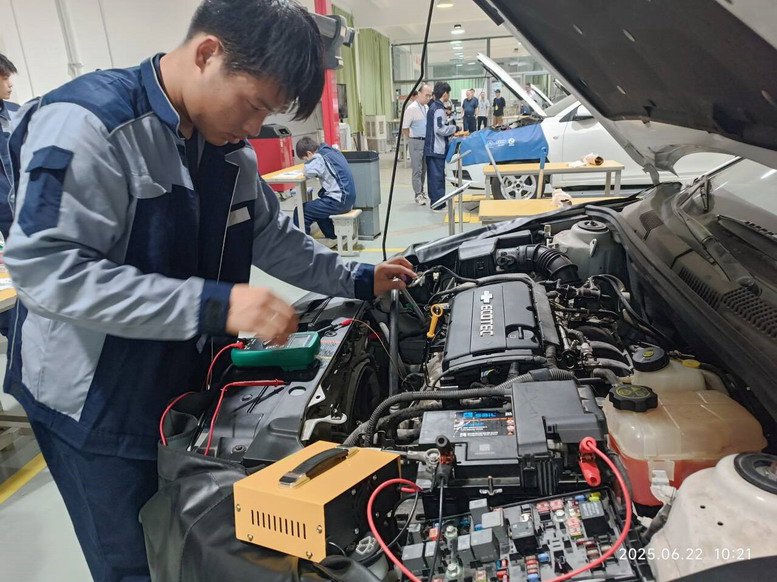 汽車學院高級工實操考試現(xiàn)場