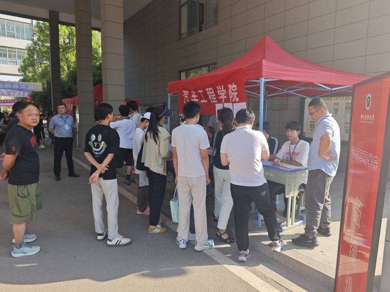 汽車工程學院工作人員為學生辦理報到手續(xù)