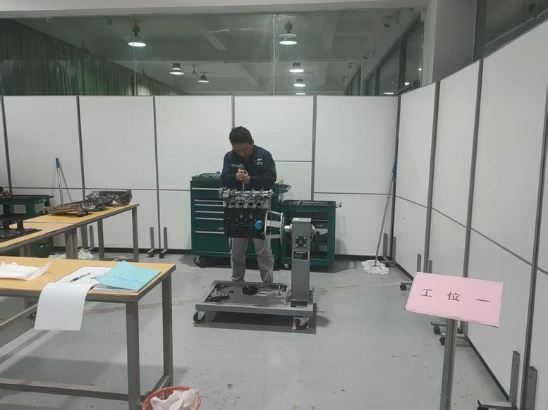 教師組發(fā)動(dòng)機(jī)項(xiàng)目比賽現(xiàn)場(chǎng)